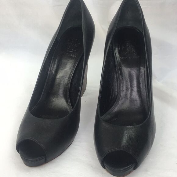 Tory Burch “Cantrell” Black Leather Open Toe Gold Logo T Pump Heels Women Sz 8.5 - Picture 2 of 8